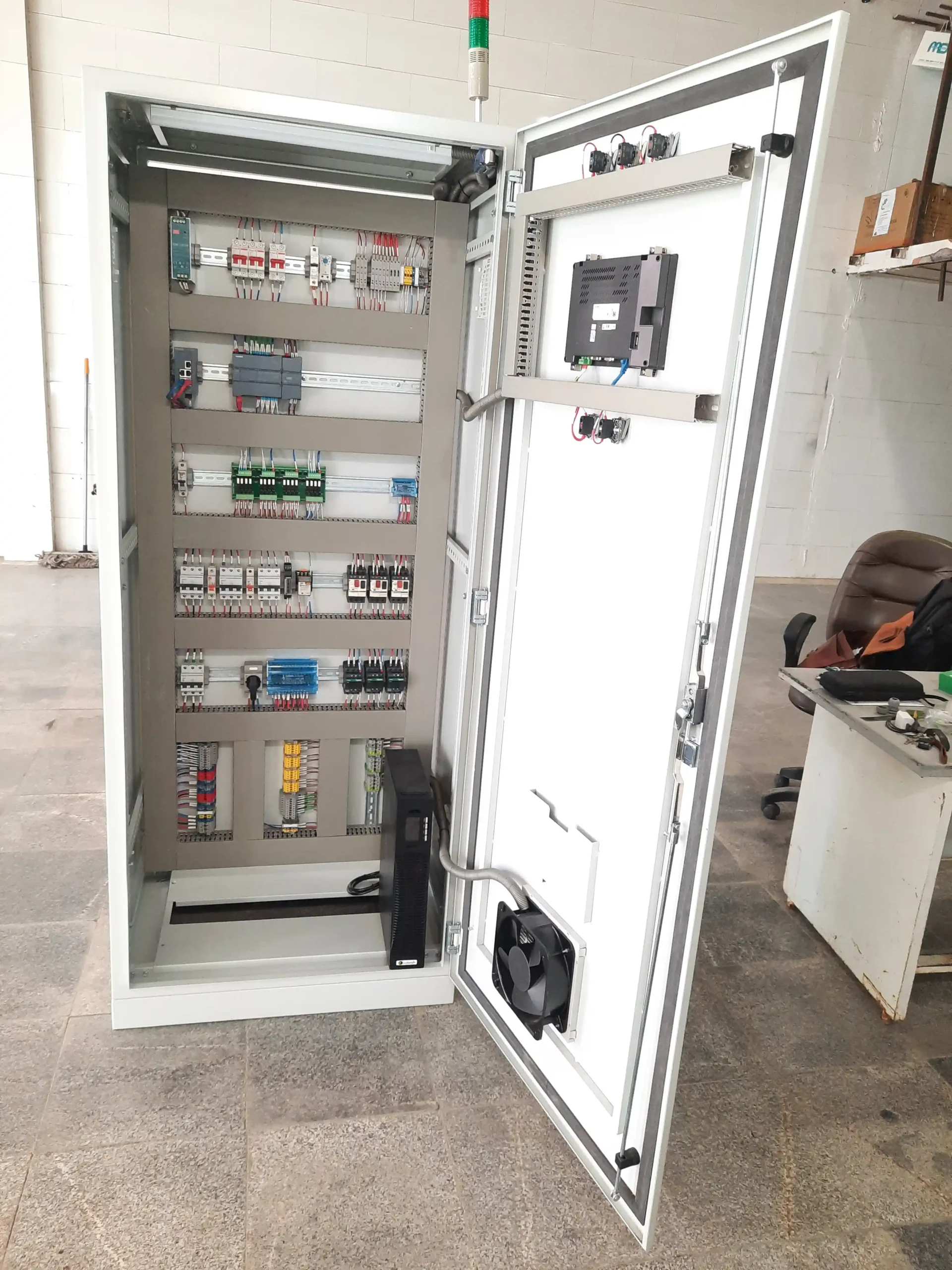 استقرار دستگاه UPS آنلاین و ترمینال های توزیع تغذیه اضطراری در کف تابلو