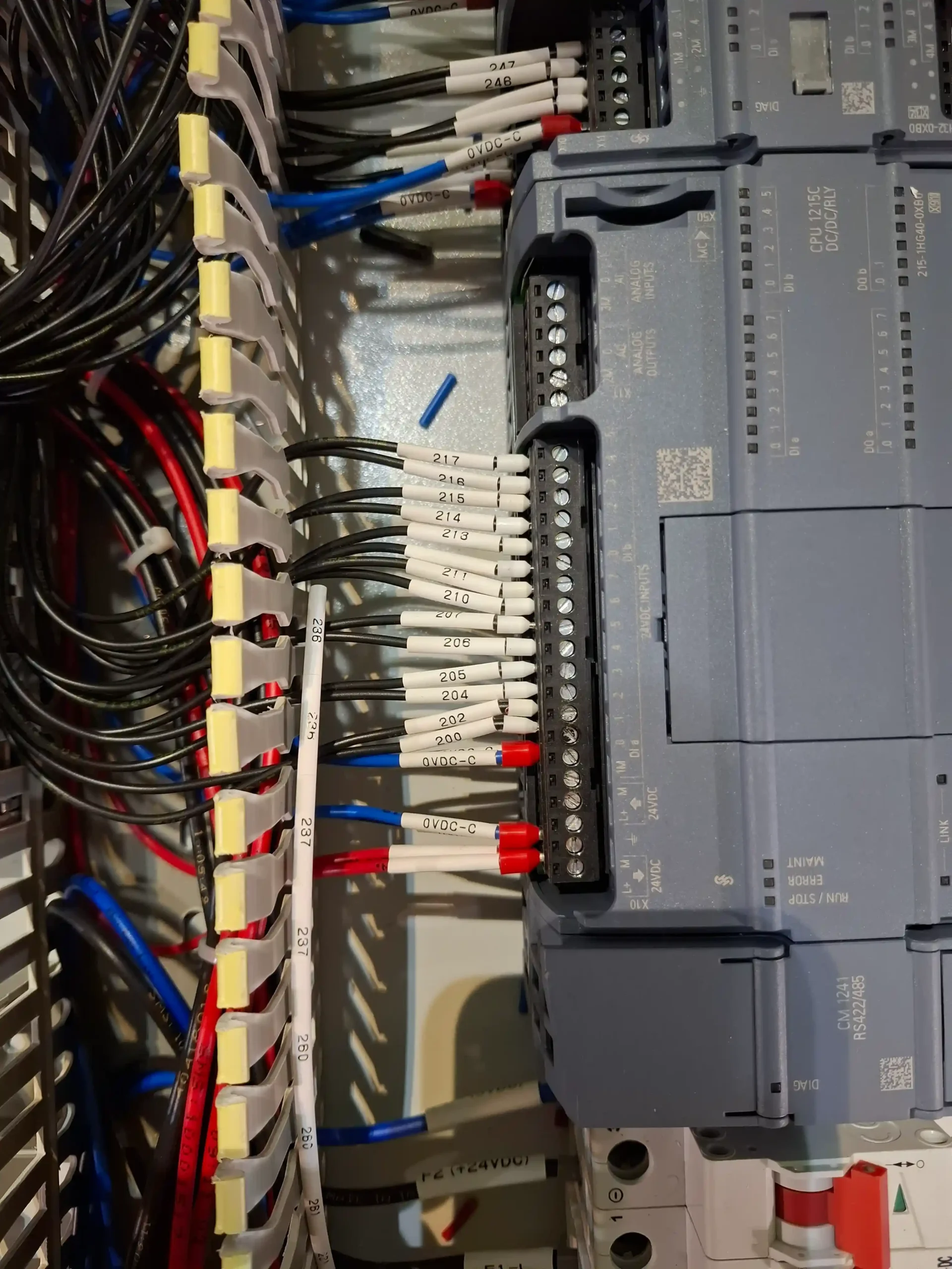 کلوزآپ رک پی ال سی زیمنس CPU 1215C و ماژول شبکه CM 1241 با وایرینگ شماره سیم های حرارتی