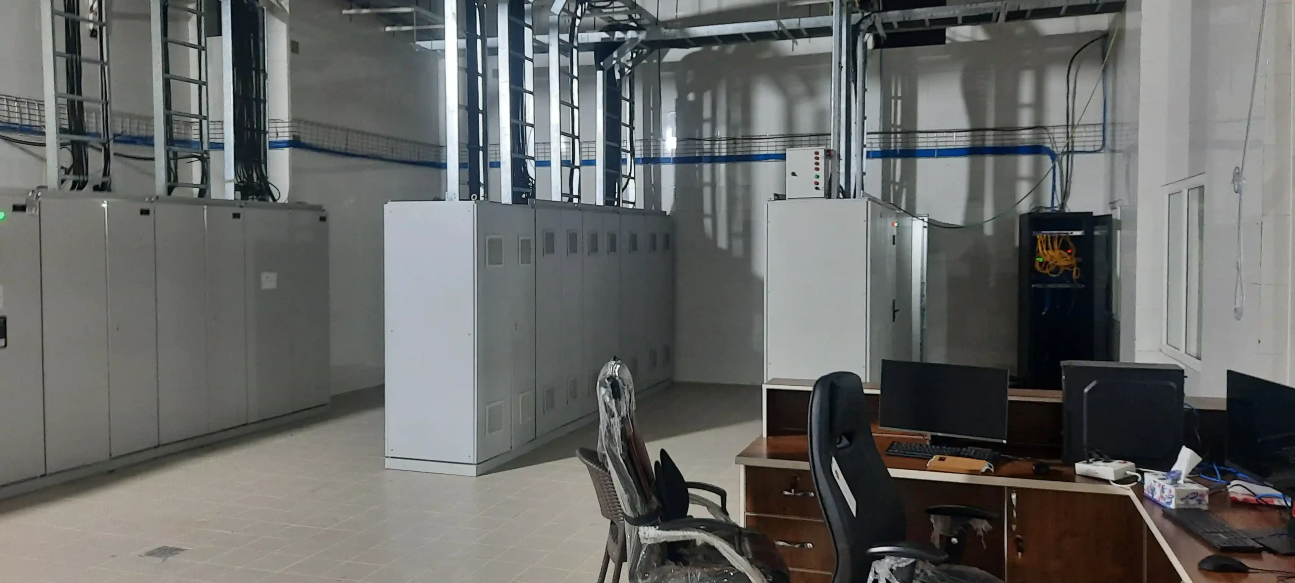 اتاق کنترل مرکزی مانیتورینگ اسکادا و تابلوهای برق MCC کارخانه لبنیات زاگشیر