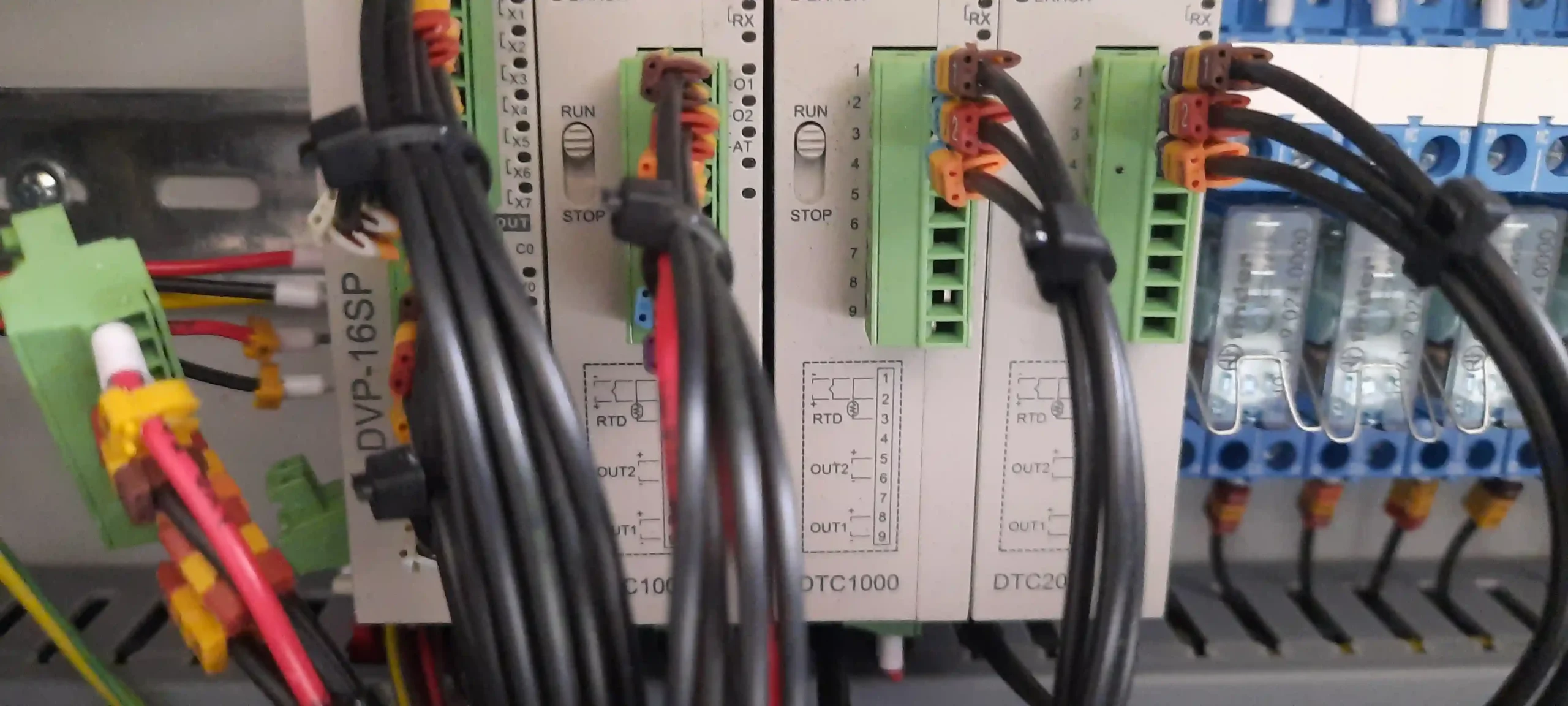 ماژول های پی ال سی دلتا و کنترلرهای دمای مدولار DTC1000 و DTC2000 در تابلو برق