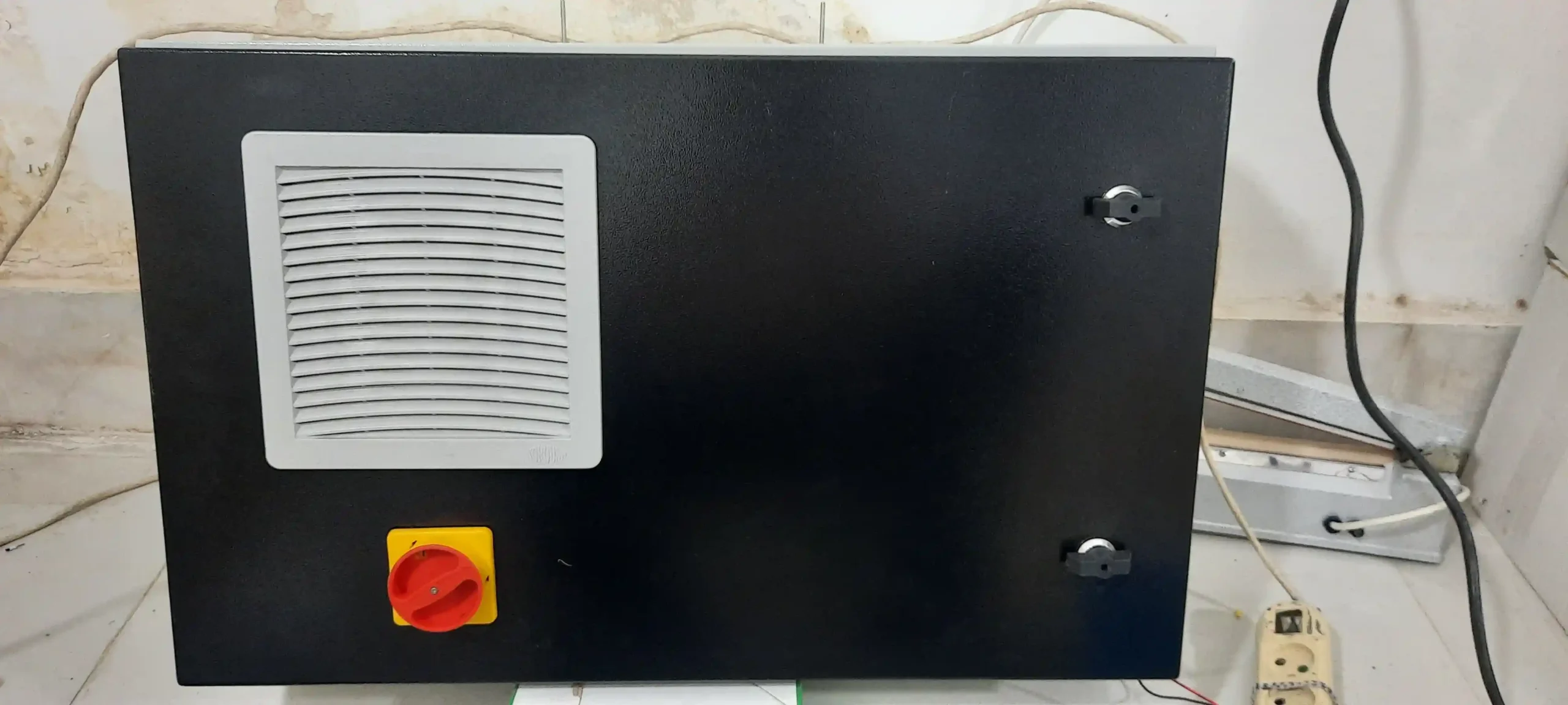 نمای بیرون تابلو برق صنعتی رستر قهوه بدنه مشکی فن تهویه و کلید اضطراری قارچی