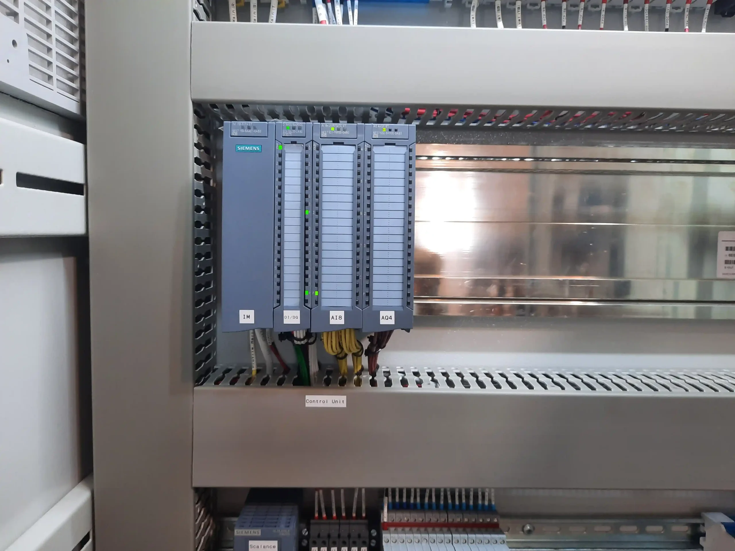 رک ماژولار زیمنس SIMATIC ET 200MP شامل ماژول های IM کارت DI DQ و کارت های آنالوگ AI8 و AQ4