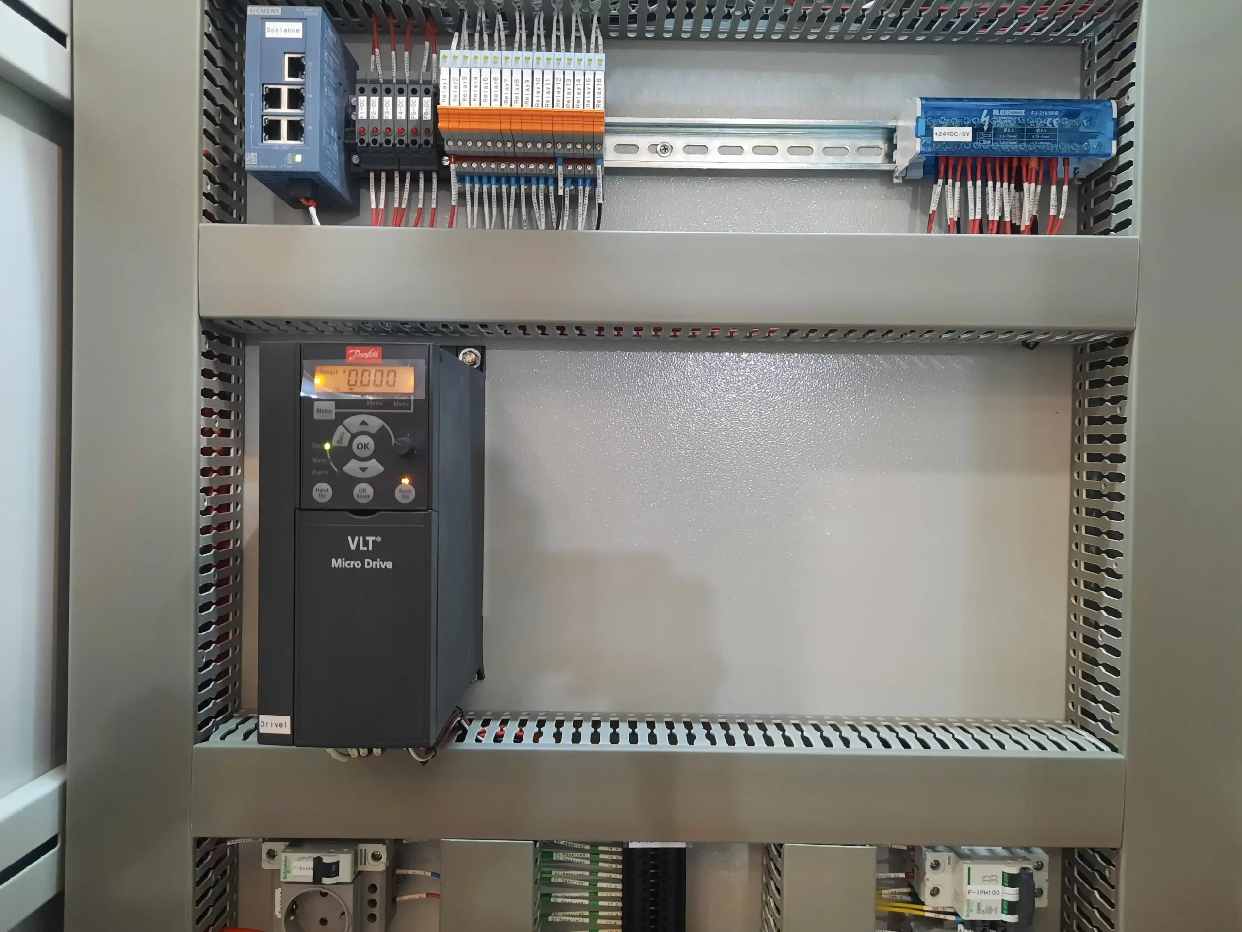 سوئیچ شبکه زیمنس اسکالنس رله های باریک واسط فرمان و درایو فرکانسی دانفوس VLT Micro Drive