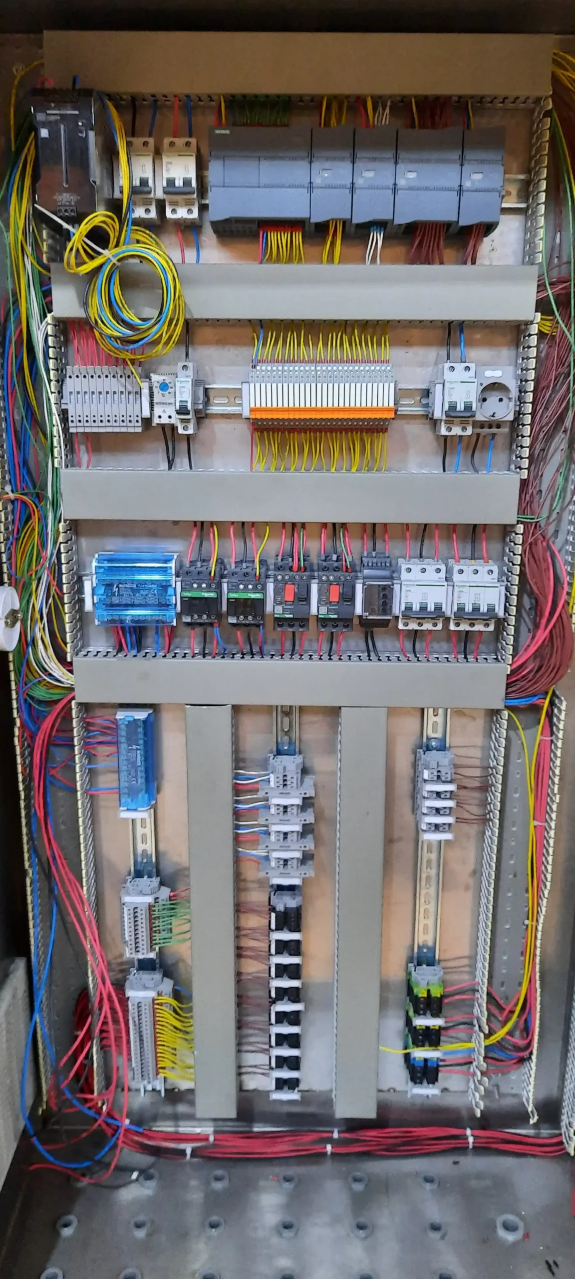 سینی کنترلر زیمنس S7-1200 و وایرینگ ترمینال های دما در تابلو پاستورایزر