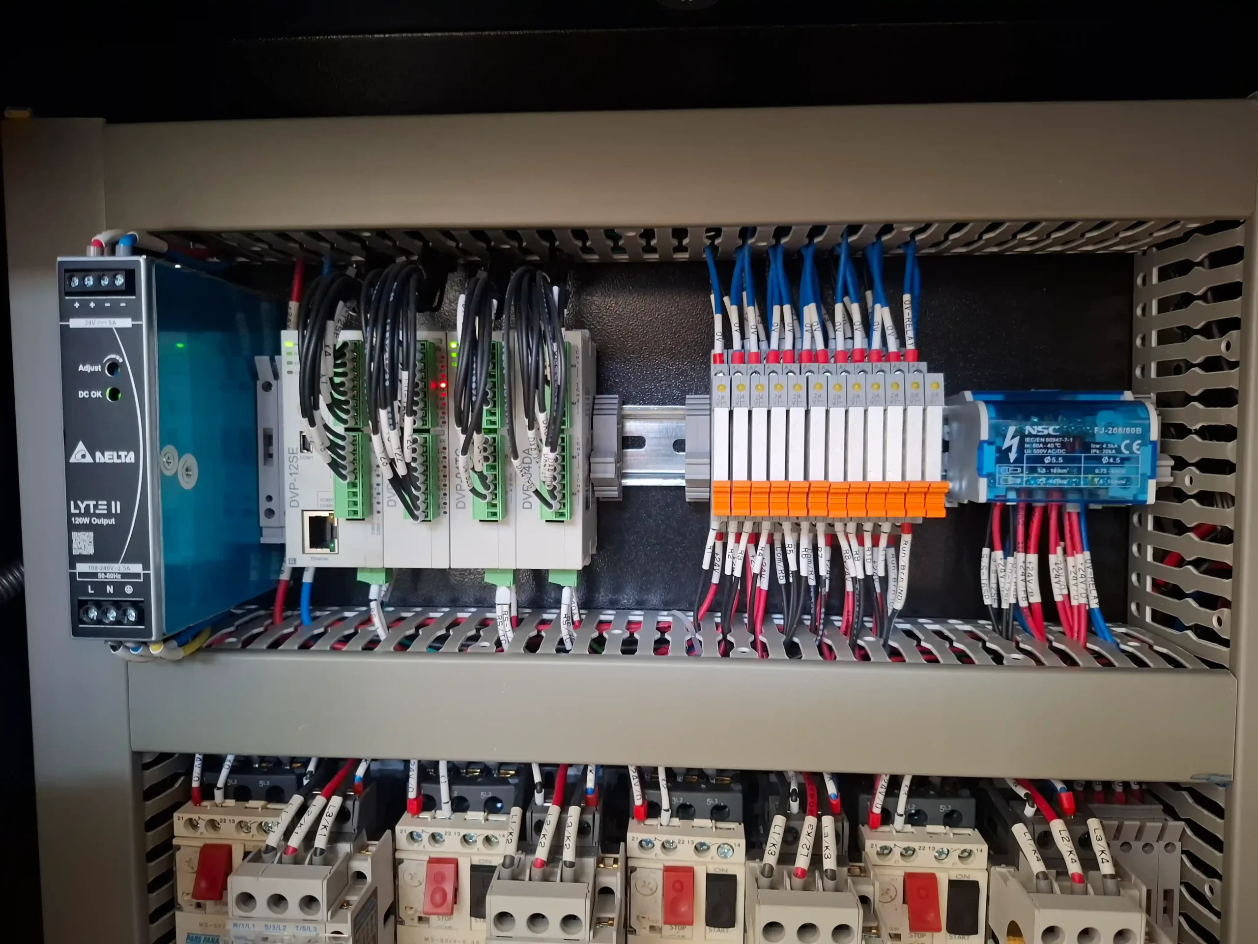 کلوزآپ پی ال سی شبکه دلتا DVP-12SE ماژول دمایی ترموکوپل DVP04TC و رله های تابلویی